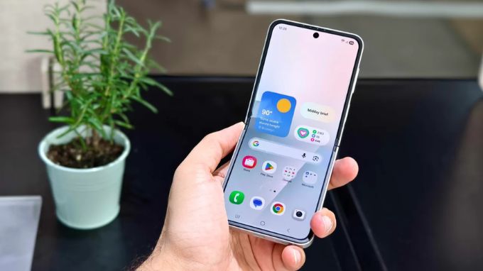 Trên tay màn hình Galaxy Z Flip 7 FE