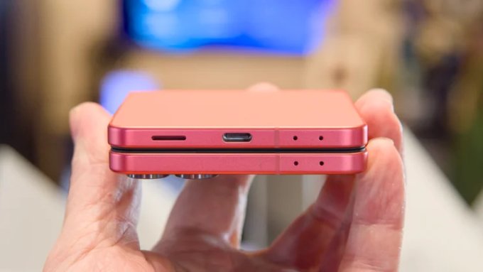 so-sanh-galaxy-z-flip-7-va-xiaomi-mix-flip-2-pin-sac-xtmobile