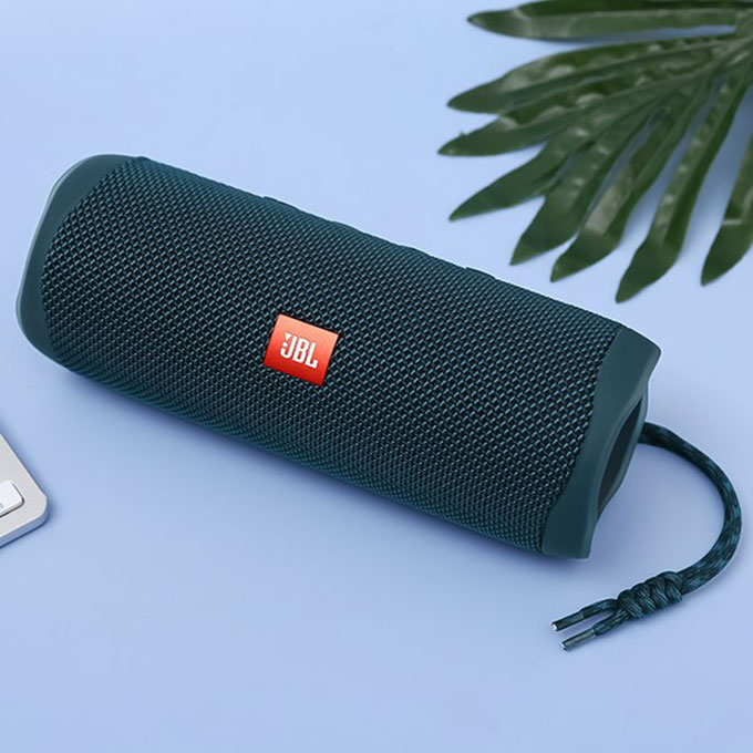 Loa bluetooth JBL chính hãng Flip nhẹ hơn dòng loa Charge khá nhiều