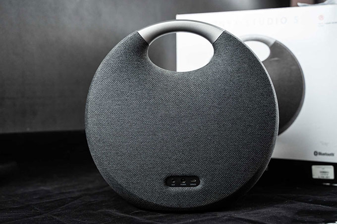 So sánh loa bluetooth Harmon Kardon Onyx Studio 5 và 6 mặt lưng
