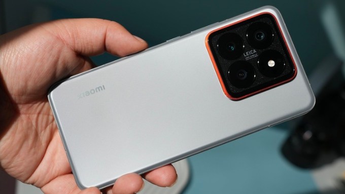 Model Xiaomi 14 cao cấp có thêm phiên bản viền titan cao cấp