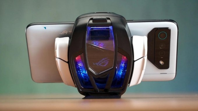 Điện thoại Asus ROG Phone có đi kèm nhiều phụ kiện