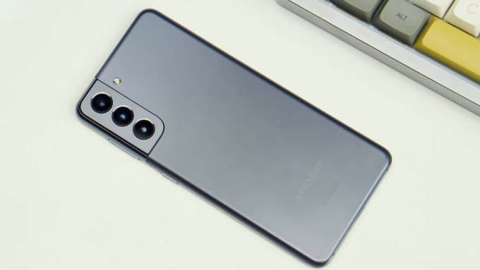 Samsung Galaxy S21 cũ là phiên bản nhỏ gọn nhất trong dòng S21, phù hợp với những ai yêu thích thiết kế tiện lợi