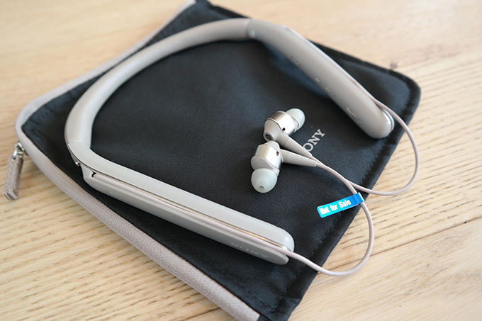 Tai nghe đang được bày bán tại XTmobile behind the neck