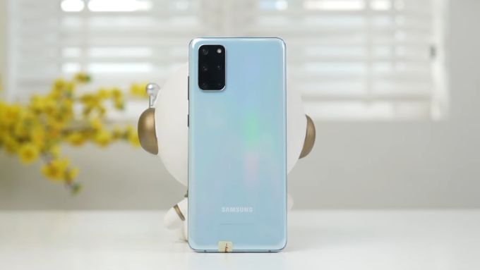 Samsung Galaxy S20+ cũ mang đến những cải tiến đáng kể so với S20, đặc biệt ở phần màn hình, camera và thời lượng pin