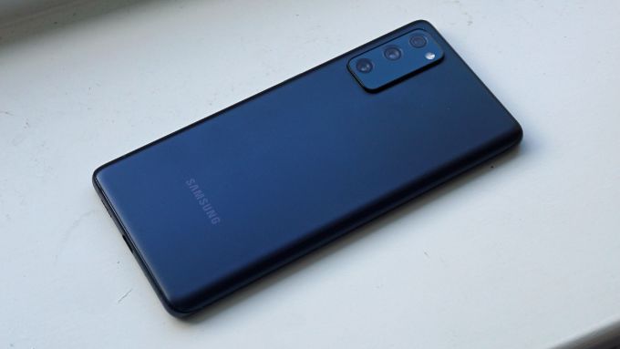 Samsung Galaxy S20 FE cũ là phiên bản “Fan Edition”, được thiết kế để mang đến trải nghiệm của một flagship cao cấp nhưng với mức giá dễ tiếp cận hơn