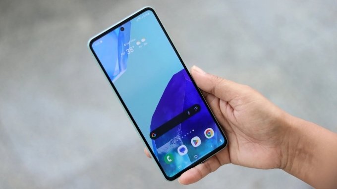 Màn hình lớn, hiển thị tốt trong phân khúc