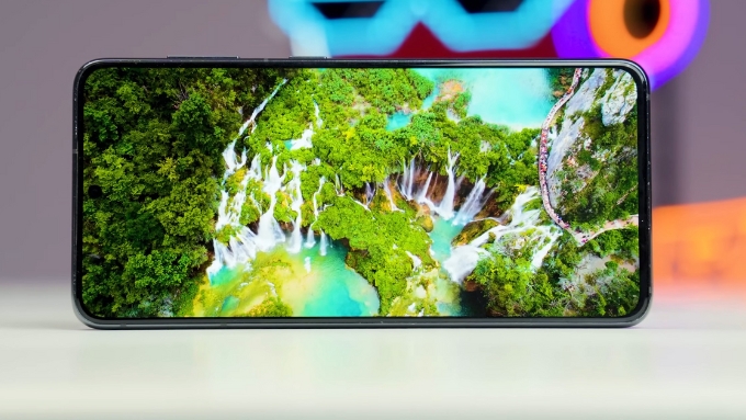 Samsung Galaxy S21 series vẫn gây ấn tượng mạnh mẽ nhờ sở hữu màn hình Dynamic AMOLED 2X chất lượng cao