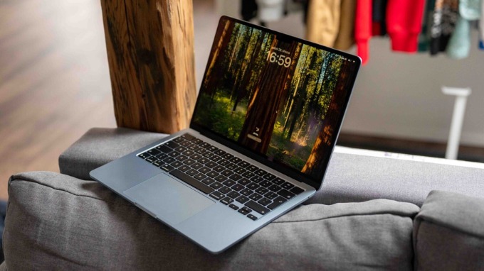 MacBook cũ luôn thu hút người dùng nhờ thiết kế sang trọng, hiệu năng ổn định