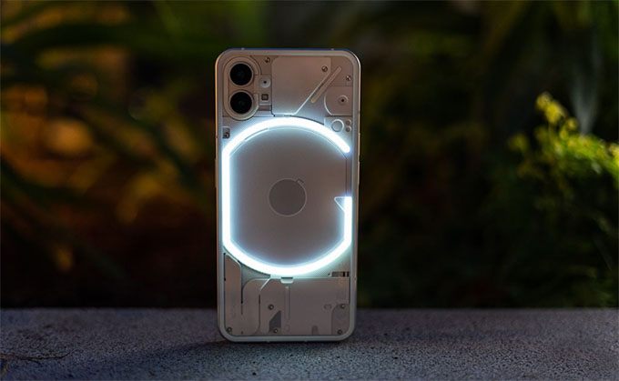 Nothing Phone gây chú ý với mặt lưng độc đáo