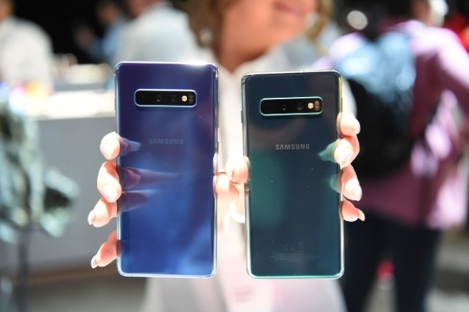 Thiết kế Galaxy S10 cũ nhỏ gọn, tinh tế và dễ cầm nắm