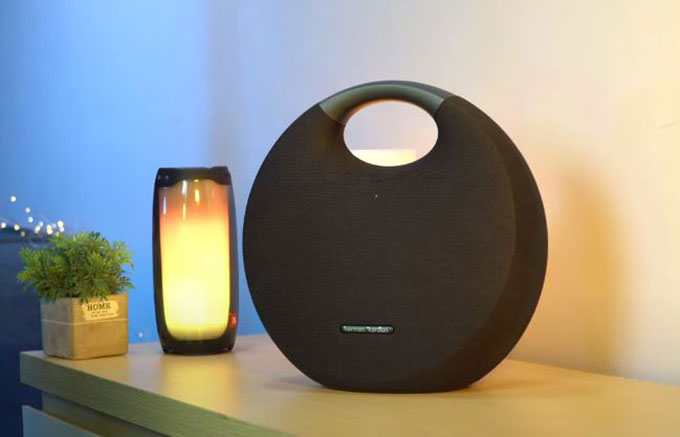 So sánh loa bluetooth Harmon Kardon Onyx Studio 5 và 6 chất âm