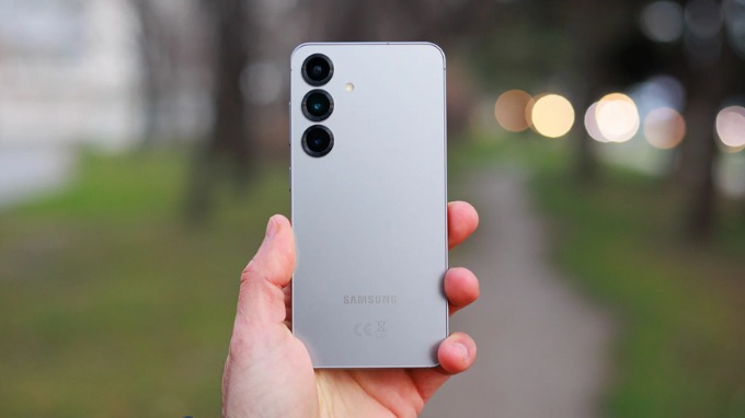 Samsung Galaxy S25 cũ với thiết kế nhỏ gọn