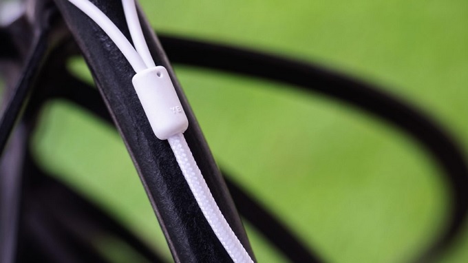 Thiết kế tai nghe AKG Galaxy S20 kết hợp nhựa và dây vải