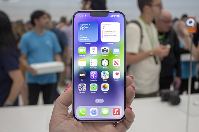 iPhone 14 Plus 256GB trang bị chip A15 5-nhân GPU và 6GB RAM