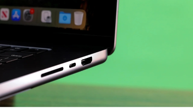 Dung lượng pin 100Wh cho khả năng sử dụng liền mạch suốt 24h