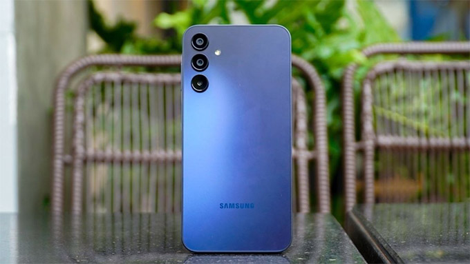 Samsung Galaxy M15 5G Cty mang thiết kế quen thuộc của dòng M