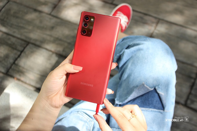 Bút Spen độc quyền và cụm camera ấn tượng