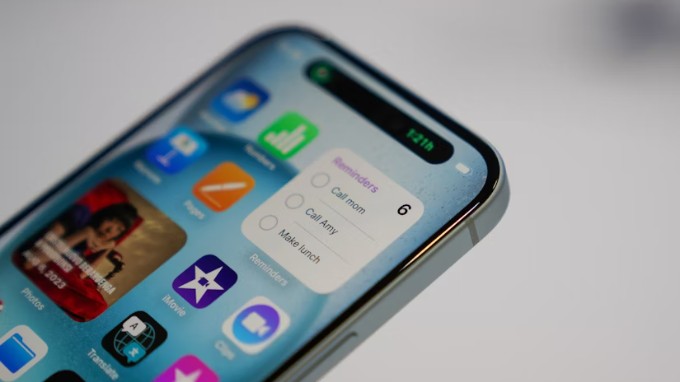 iPhone 15 Pro sở hữu khung titan nhẹ, bền bỉ