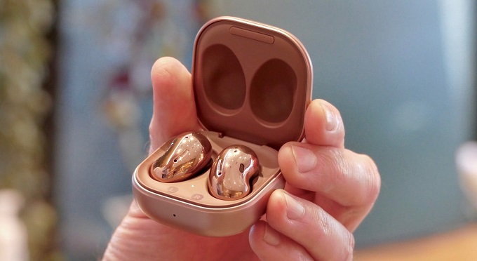 Tai nghe được tích hợp công nghệ Active Noise Cancelling có khả năng chống ổn chủ đồng