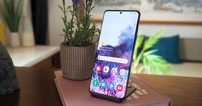 Màn hình ấn tượng, ngang hàng flagship