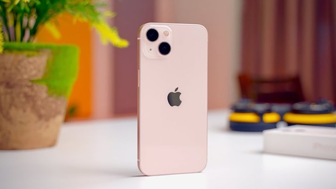 iPhone 13 mini 512GB cũ 97% vẫn thể hiện rõ triết lý thiết kế tối giản và cao cấp của Apple