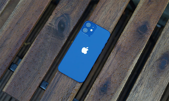 Thiết kế iPhone 12 mini 128GB cũ nhỏ gọn, cầm nắm hoàn hảo trong lòng bàn tay