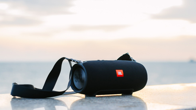 Loa BL Xtreme 2 có móc cài ở phía trên giúp dễ dàng di chuyển khi đi xa