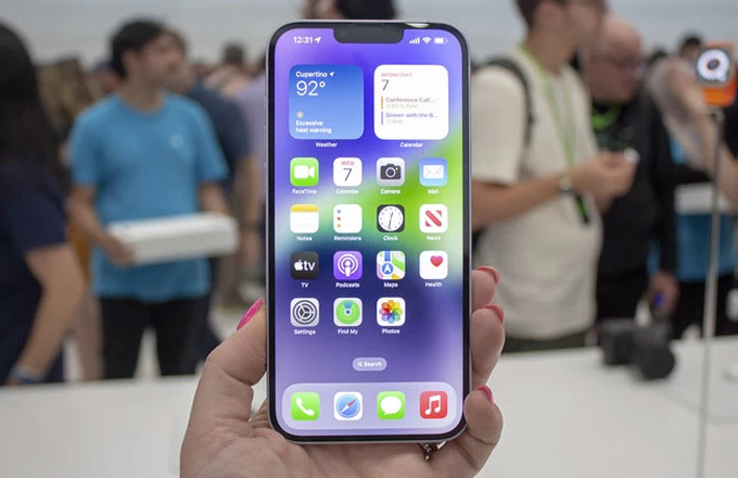 iPhone 14 Plus 512GB sở hữu màn hình lớn 6.7 inch và notch tai thỏ
