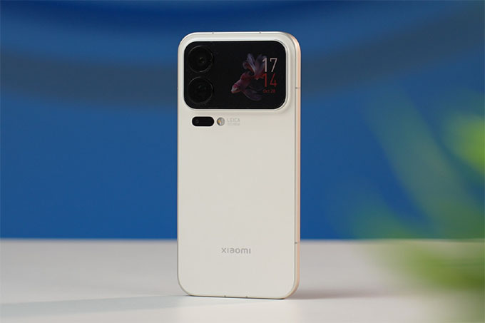 Thiết kế độ phá với màn hình kép ấn tượng