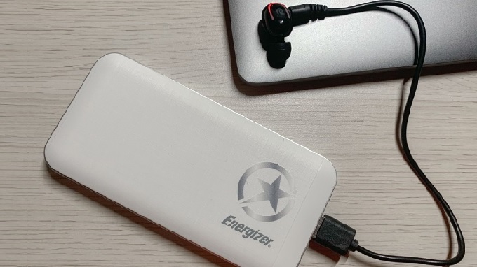 Pin sạc Energizer 10000mAh UE10030MP giúp sạc an toàn phụ kiện