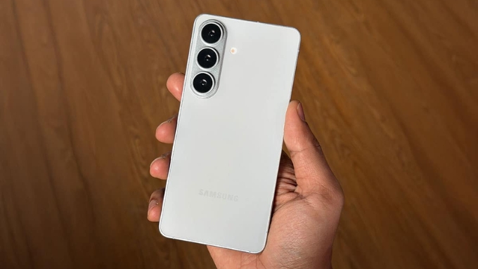 Máy tiếp tục duy trì ngôn ngữ thiết kế đặc trưng của dòng Galaxy S