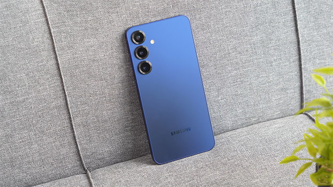 Samsung Galaxy S25 Plus cũ gây ấn tượng mạnh mẽ với thiết kế vuông vức