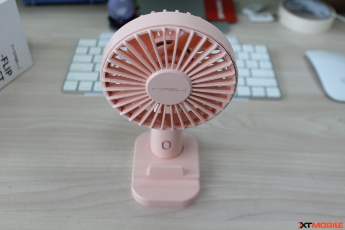 Phần đế Mipow Mini Fan được tích hợp một chiếc giá đỡ ngang và dọc cho điện thoại
