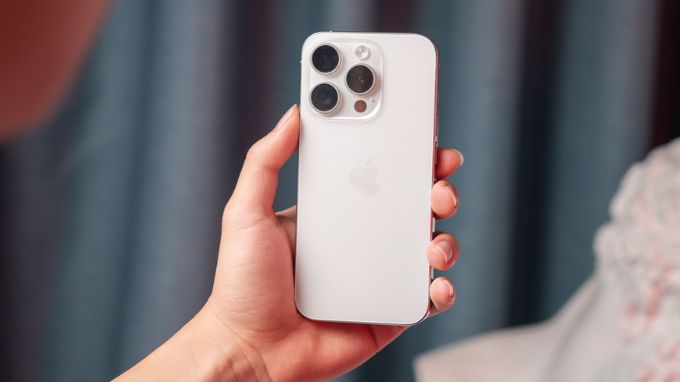 iPhone 15 Pro 1TB sở hữu thiết kế sang trọng, bền bỉ