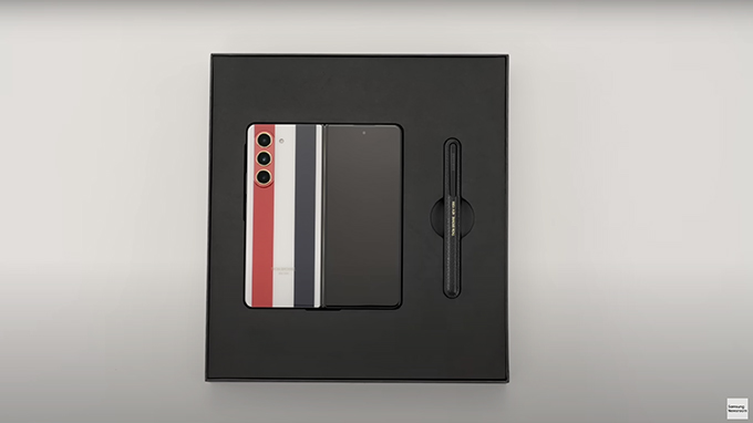 Black Tie trên Samsung Galaxy Z Fold 5 Thom Browne