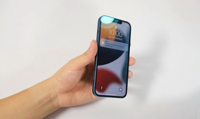 Màn hình iPhone 13 128GB cũ hiển thị sắc nét với tai thỏ nhỏ gọn