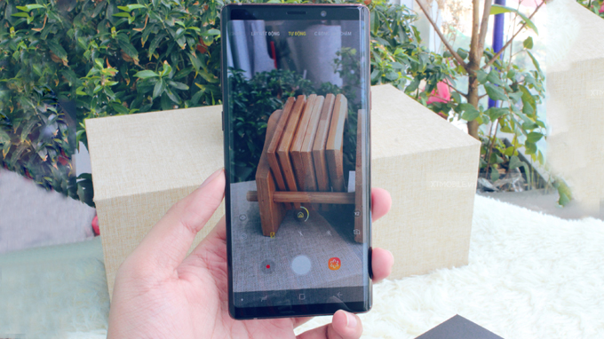 Hỗ trợ quay video 4K, chống rung quang học OIS...và hàng ngàn tính năng đặc biệt khác