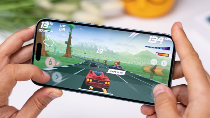 Chip xử lý Apple A18 Bionic mạnh mẽ, dung lượng RAM được nâng cấp 8GB