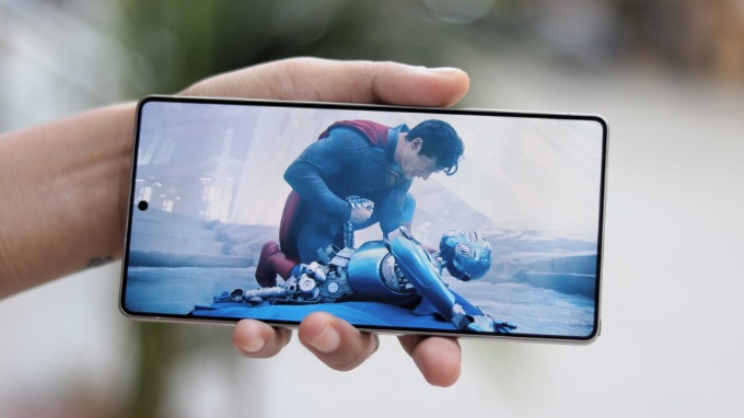 Màn hình AMOLED 6.9 inch chống nhìn trộm