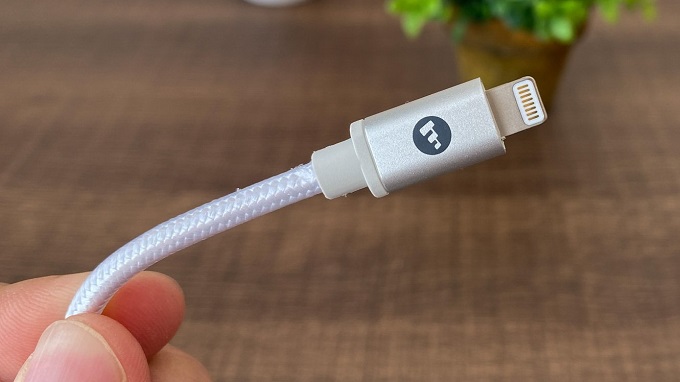 Đầu cáp được làm từ kim loại còn dây cáp bện từ Nylon vô cùng bền bỉ, dẻo dai 