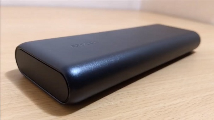 Được hoàn thiện từ chất liệu cao cấp với lớp vỏ phủ nhám sang trọng 