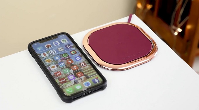 Cách sử dụng khá đơn giản chỉ cần đặt điện thoại lên đế sạc là có thể nạp được