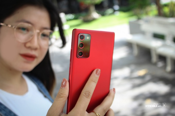 Cụm camera ấn tượng ở camera trước và camera selfie