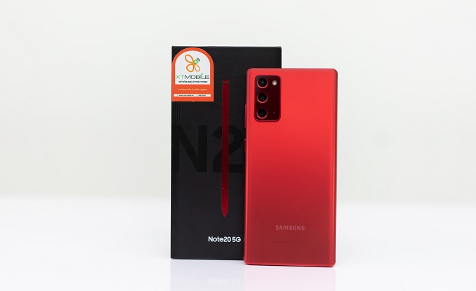 Mặt lưng máy bằng nhựa nhưng được gia công hoàn thiện tốt nên vẫn giữ được vẻ ngoài cao cấp và bền bỉ