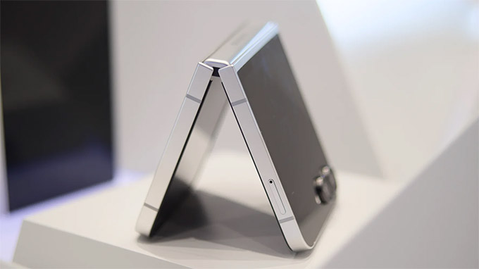 Điểm nhấn trong thiết kế của Z Flip 7 FE là mặt lưng kính bóng