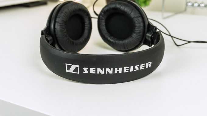 Tai nghe được làm theo kiểu closed, vừa khít với tai nhờ các miếng bọt biển