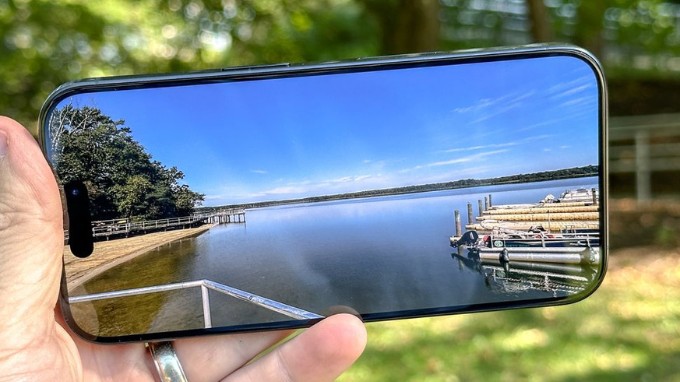 iPhone 15 Pro 128GB sở hữu viền bezel mỏng, tựa tràn viền