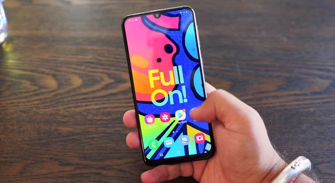 Mặt trước Galaxy F41 được trang bị màn hình giọt nước 6.4 inch