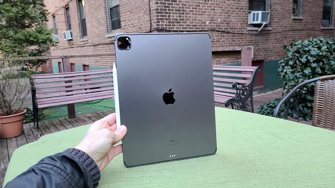 Thiết kế sang trọng, định danh iPad Pro